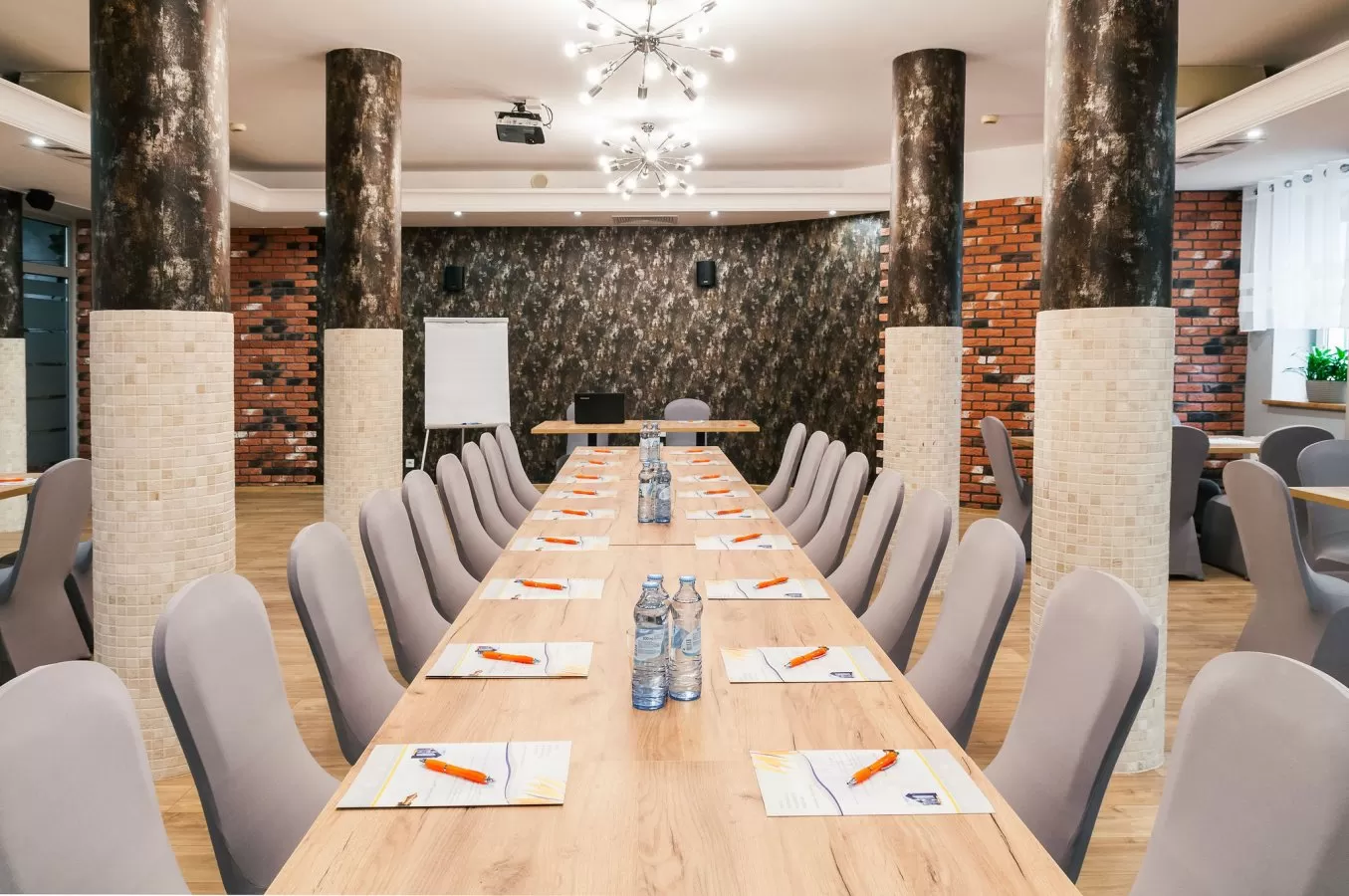 Na ile osób można zorganizować konferencję w Hotelu Wilga?