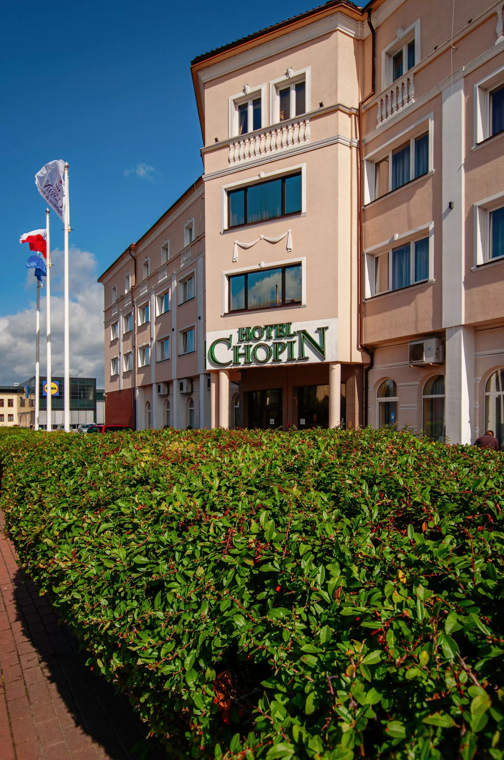 Czy Hotel Chopin dysponuje własnym parkingiem?