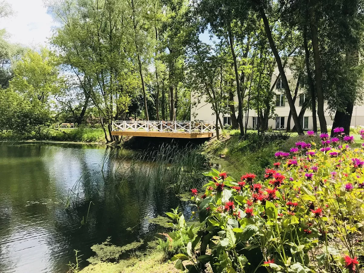 Czy Hotel Green Garden posiada własny parking?