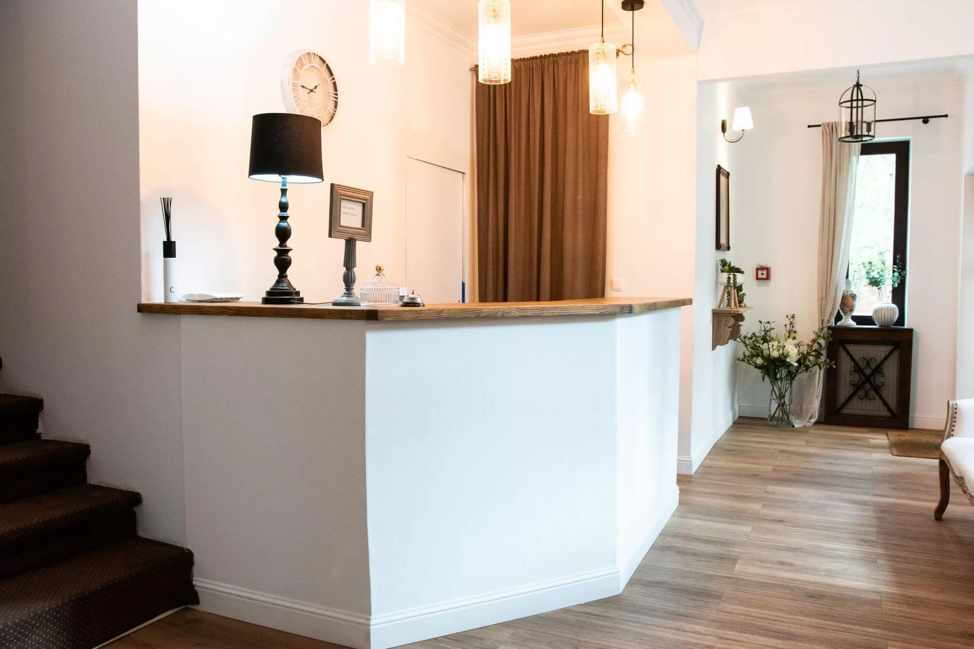 O której zaczyna się i kończy doba hotelowa w obiekcie Dwór Konstancin?