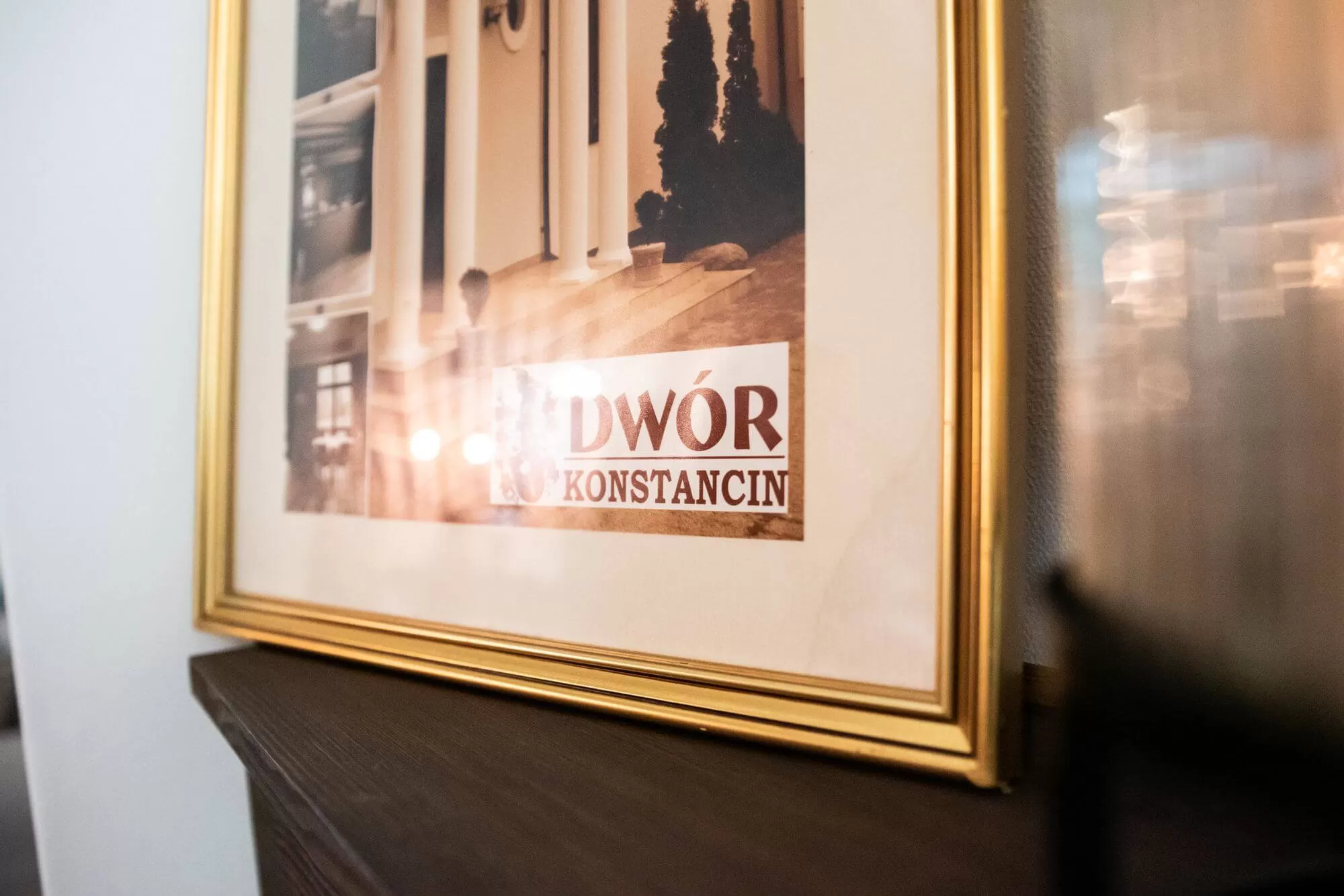 Czy Hotel Dwór Konstancin posiada własny parking oraz czy za korzystanie z niego obowiązują jakieś opłaty?