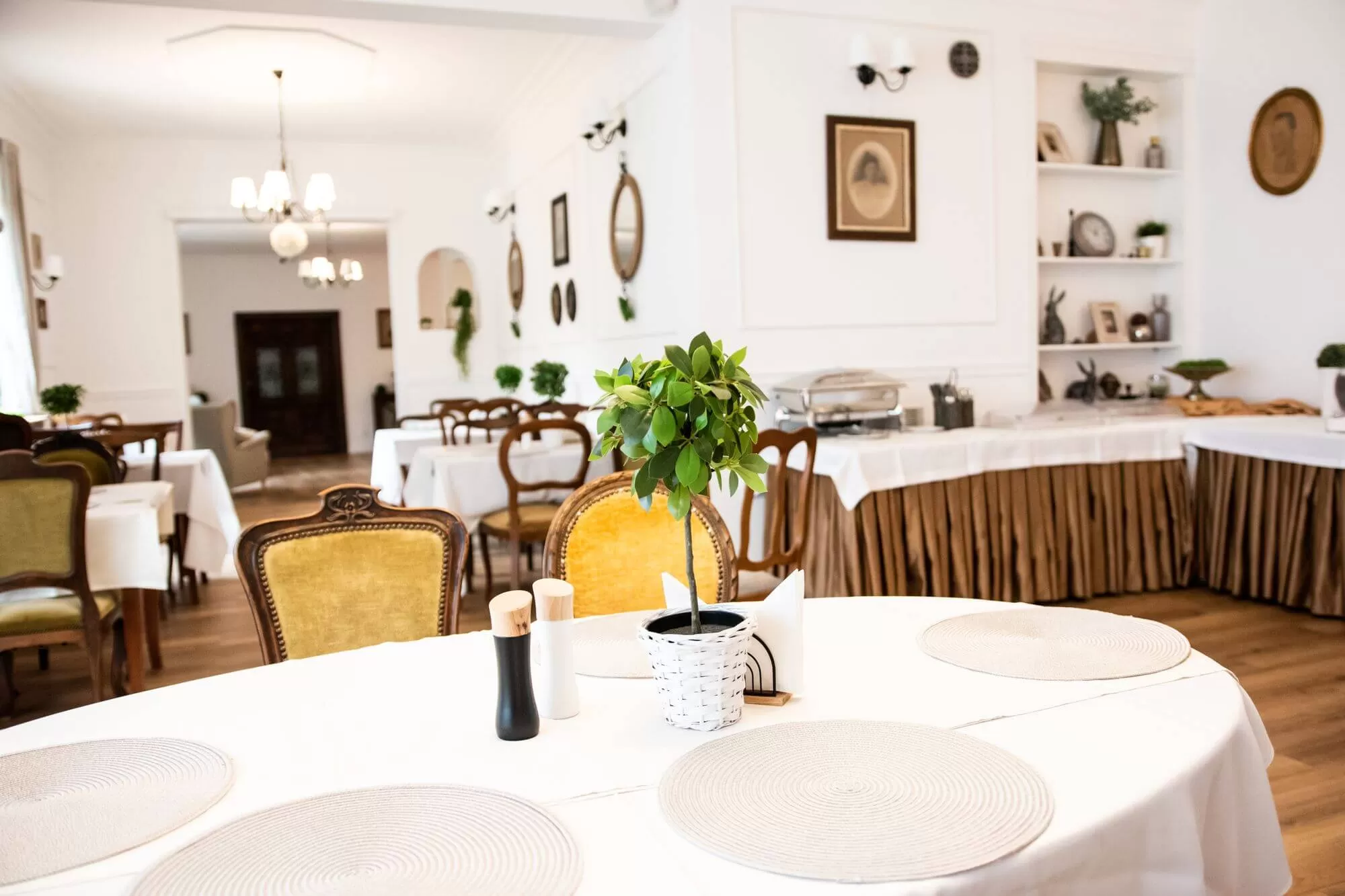 Czy w obiekcie Dwór Konstancin znajduje się restauracja oraz jakie dania są w niej serwowane?