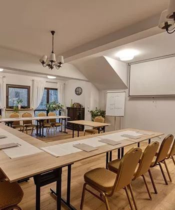 Iloma salami dysponuje Hotel Dwór Konstancin i na ile osób można zorganizować tam konferencję?