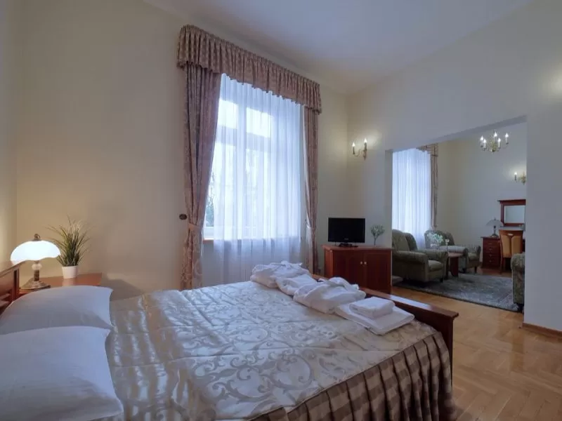 Jakie udogodnienia znajdziemy w pokojach hotelowych w Pałacu Pod Kampinosem - czy będzie w nich Internet, sejf itd.?