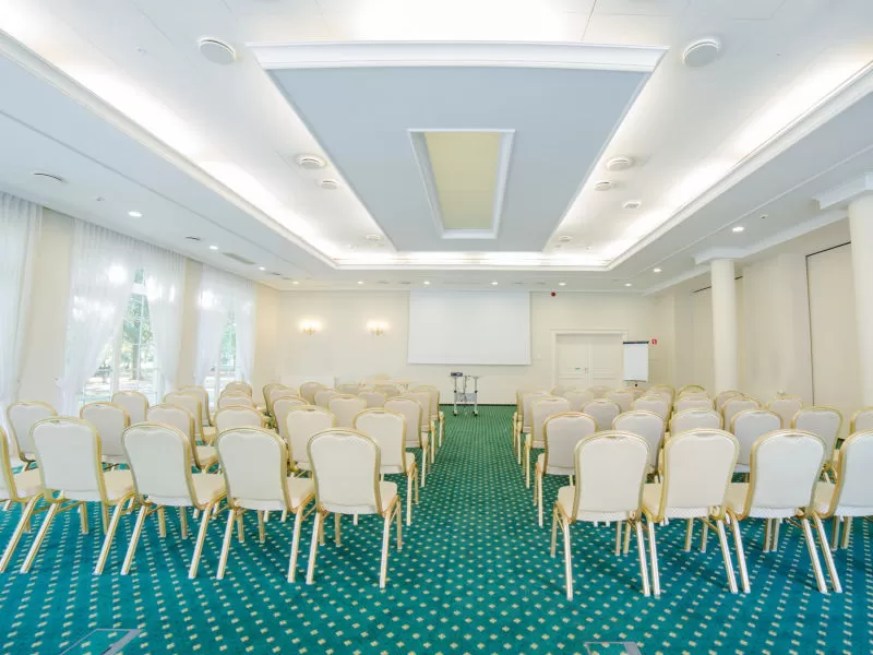 Na ile osób można zorganizować konferencję w Hotelu Pałac Pod Kampinosem?