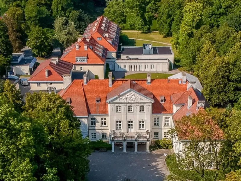 Jakie atrakcje oferuje okolica obiektu Pałac Pod Kampinosem?