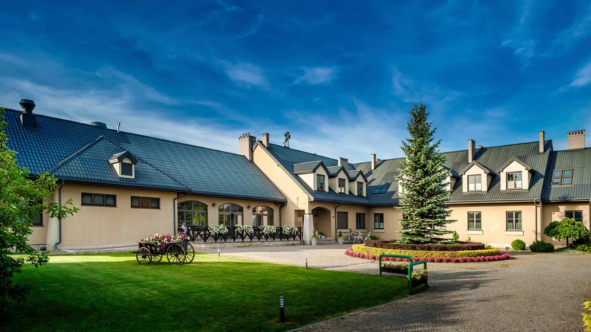 Czy Hotel Sielanka Nad Pilicą posiada własny parking?