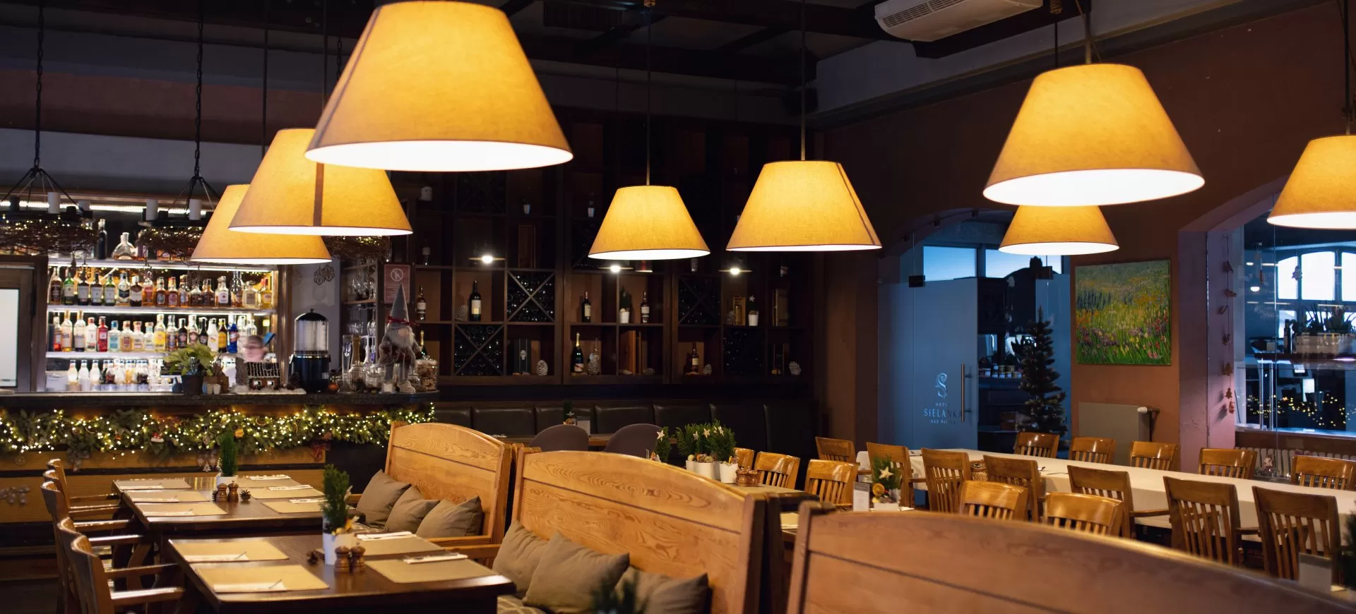 Czy w Hotelu Sielanka Nad Pilicą działa restauracja?