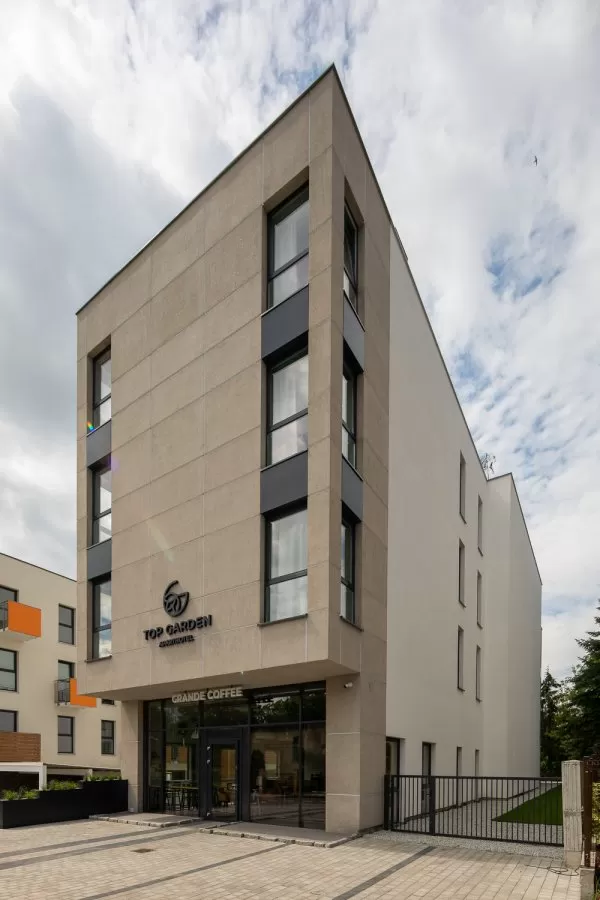 O której zaczyna się i kończy doba hotelowa w TOP Garden Aparthotel?
