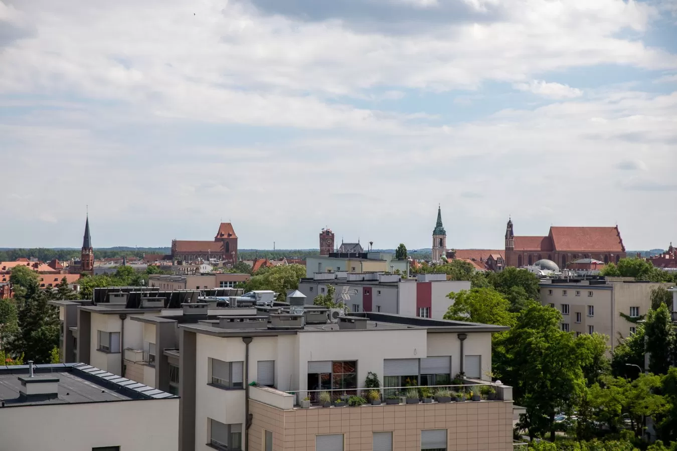 Czy obiekt TOP Garden Aparthotel dysponuje własnym parkingiem?