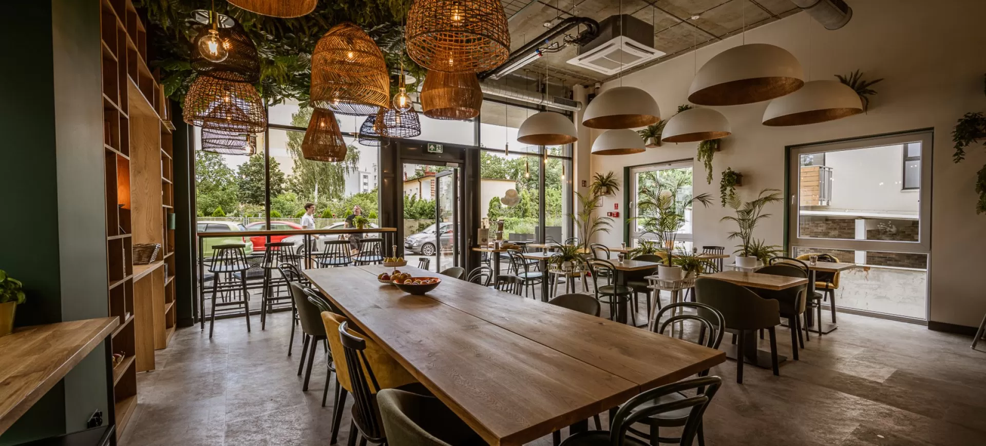 Czy w TOP Garden Aparthotel znajduje się restauracja i w jakich godzinach jest czynna?