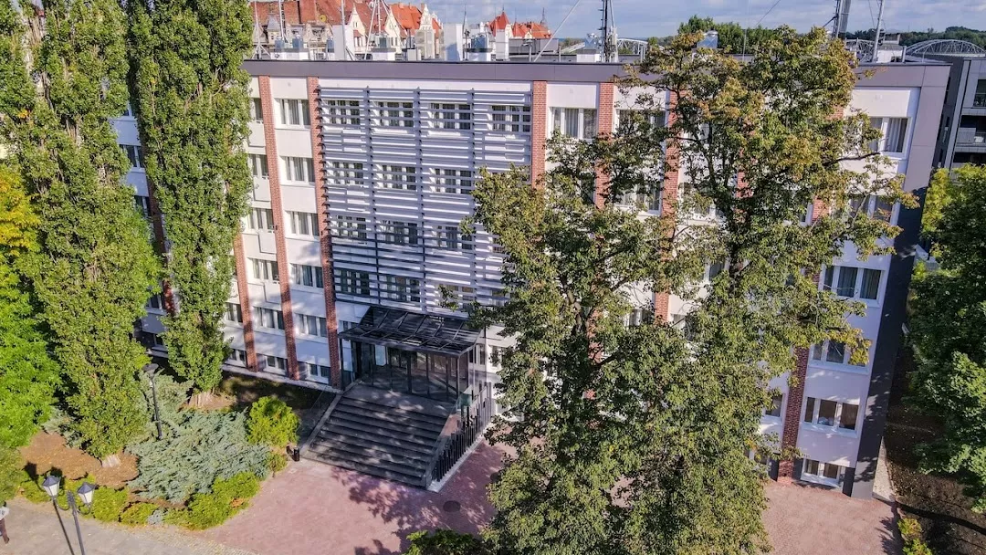 Czy Hotel Kopernik dysponuje własnym parkingiem i czy za korzystanie z parkingu naliczane są jakieś opłaty?