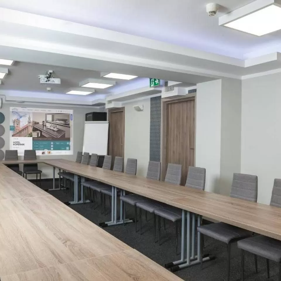 Na ile osób maksimum można zorganizować konferencję w obiekcie Hotel Kopernik?