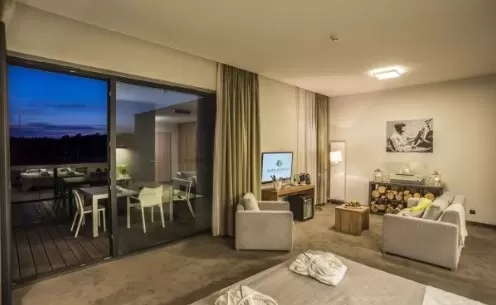 Jakie udogodnienia znajdują się w pokojach hotelowych?