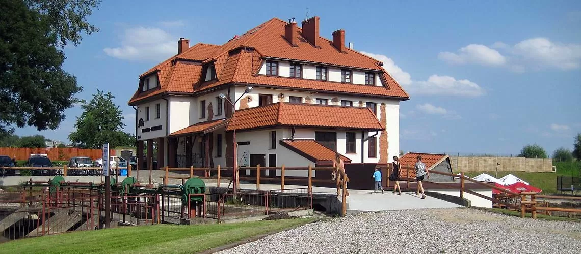 O której zaczyna się i kończy doba hotelowa w Hotelu Bobrowy dwór?