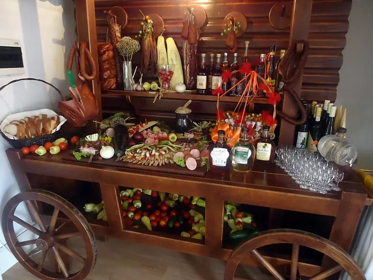 Czy na terenie obiektu Bobrowy Dwór działa restauracja i w jakich godzinach jest ona czynna?
