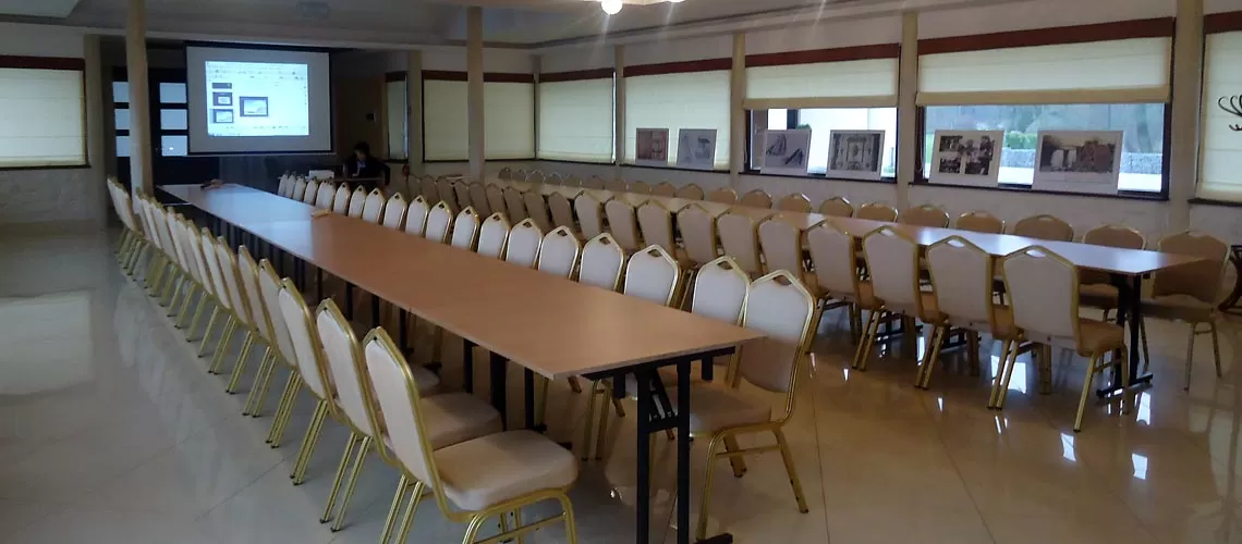 Na ile osób można zorganizować konferencję w obiekcie Bobrowy Dwór?