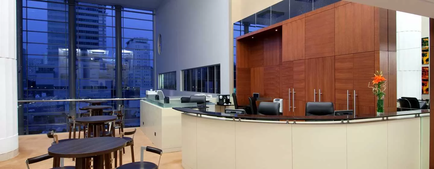 Czy obiekt Hotel Hilton Warsaw City posiada własny parking i czy za korzystanie z niego obowiązuje jakaś opłata?