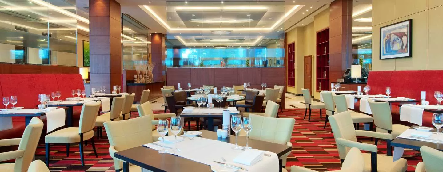 W jakich godzinach czynna jest restauracja w Hotelu Hilton Warsaw City?