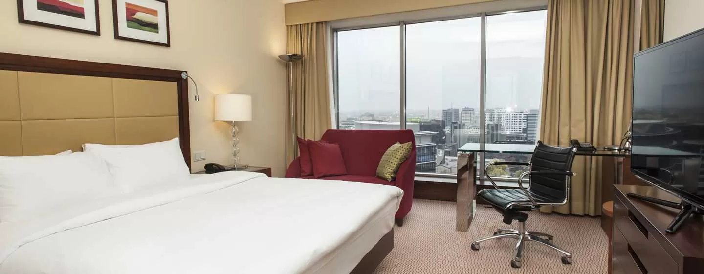 Jakie udogodnienia znajdziemy w pokojach hotelowych w obiekcie Hotel Warsaw City - czy jest sejf, klimatyzacja itd.?