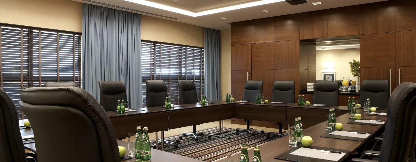 Na ile osób maksymalnie można zorganizować konferencję w Hotelu Hilton Warsaw City?