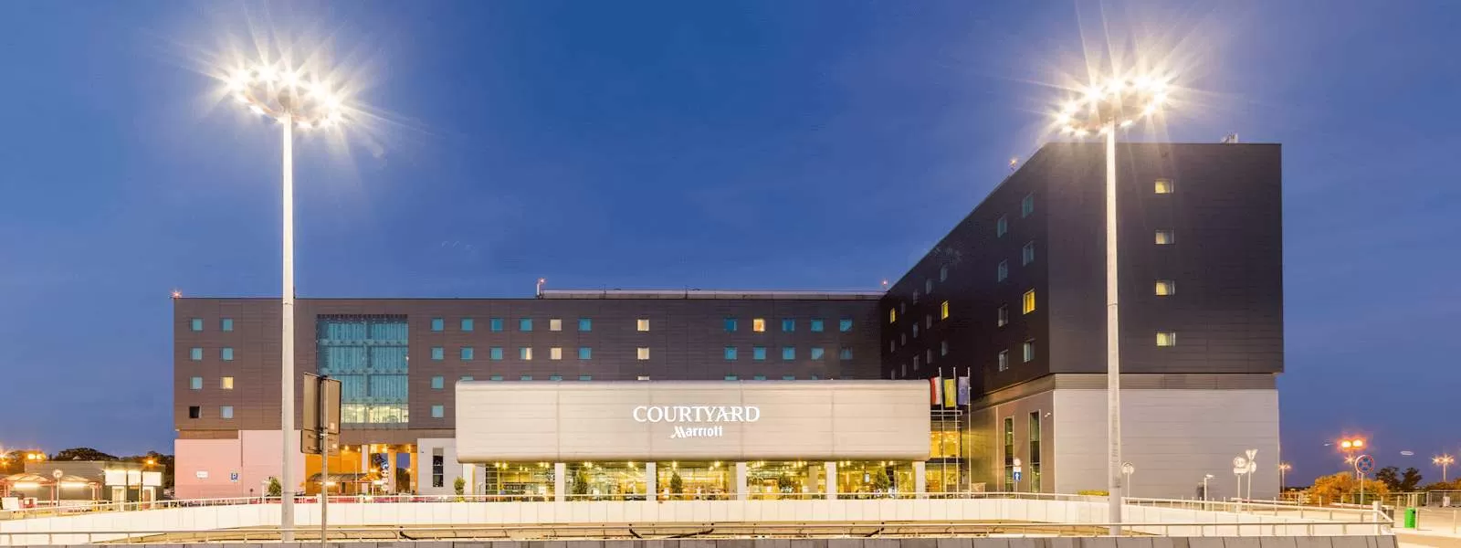 Czy Hotel Courtyard dysponuje własnym parkingiem?