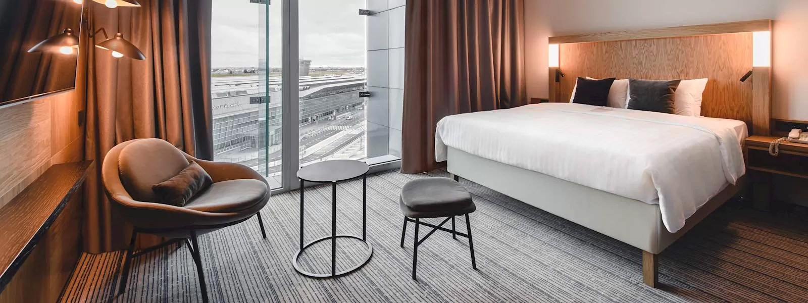 Iloma pokojami dysponuje Hotel Courtyard i jakie udogodnienia możemy w nich znaleźć - czy jest sejf, prywatna łazienka itd.?