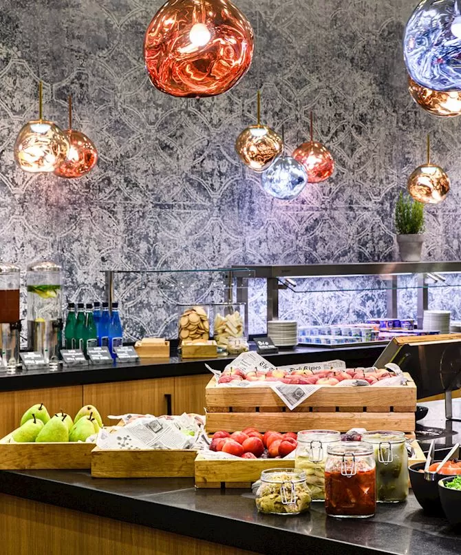 Czy w Hotelu Courtyard by Marriott Warsaw Airport działa restauracja oraz w jakich godzinach jest ona czynna?