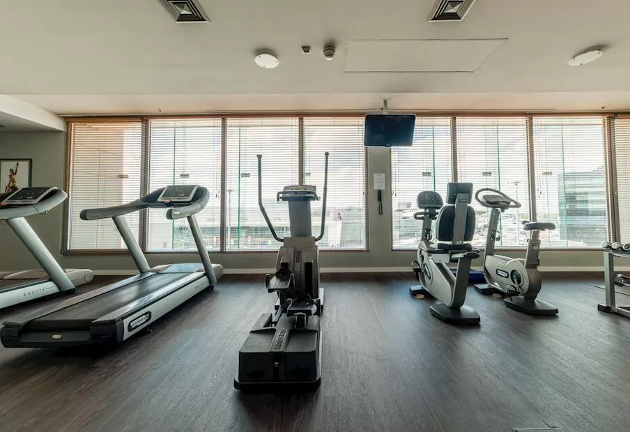 W jakich godzinach czynna jest strefa fitness znajdująca się w Hotelu Courtyard?