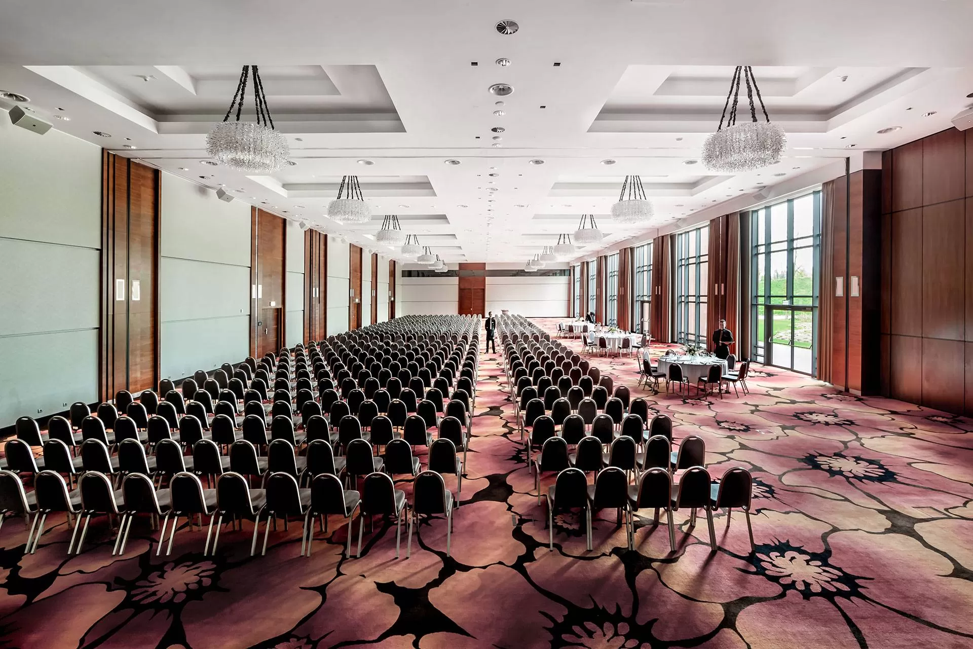 Na ile maksymalnie osób można zorganizować konferencję w hotelu Warszawianka?
