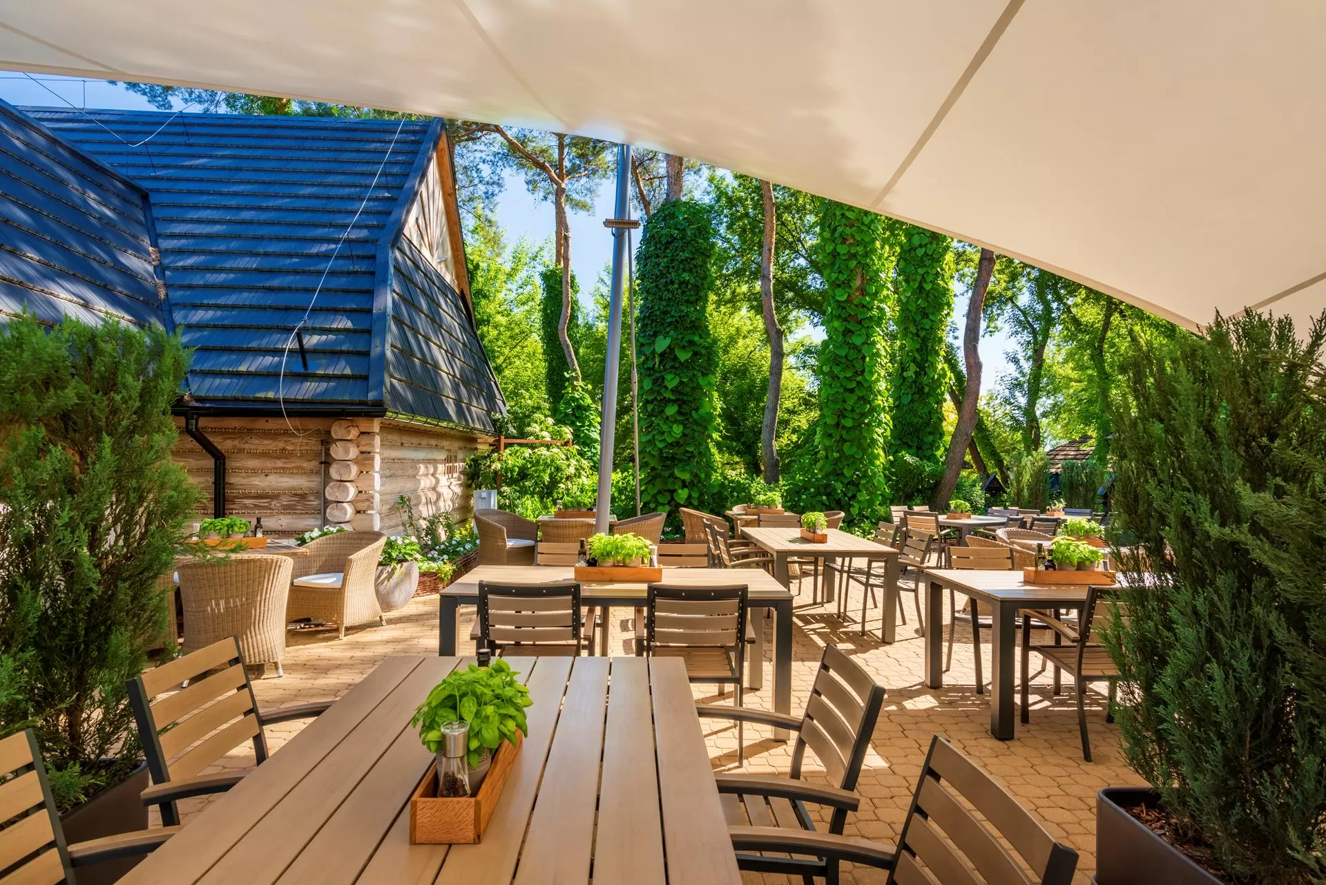 W jakich godzinach czynne są restauracje/bary hotelowe obiektu Warszawianka?