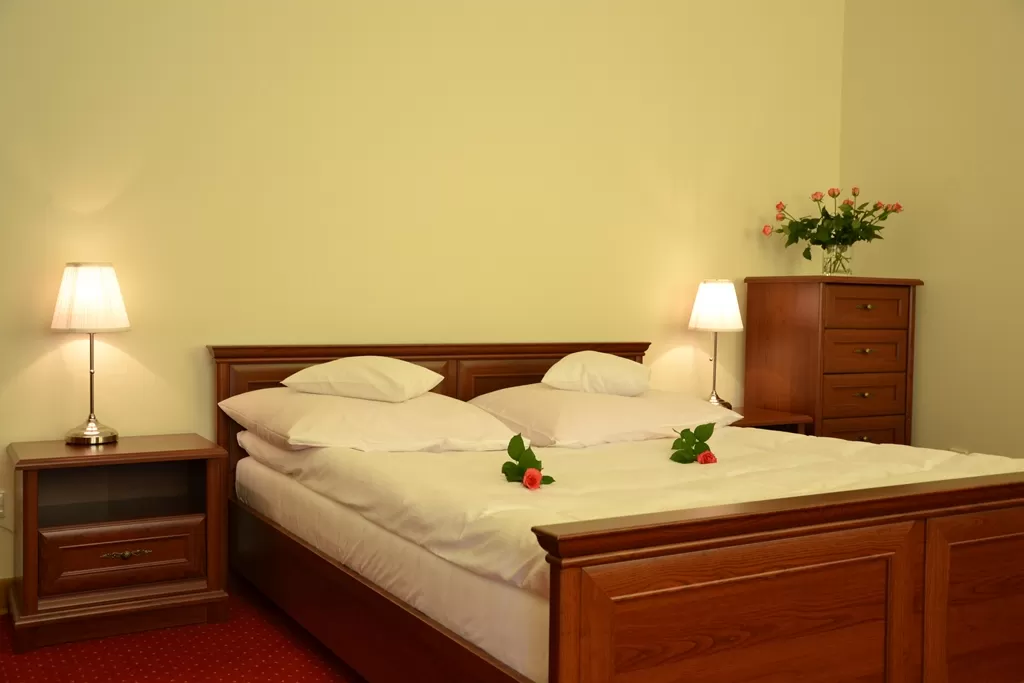 Jakie udogodnienia znajdziemy w pokojach hotelowych w obiekcie Hotel Łazienkowski?