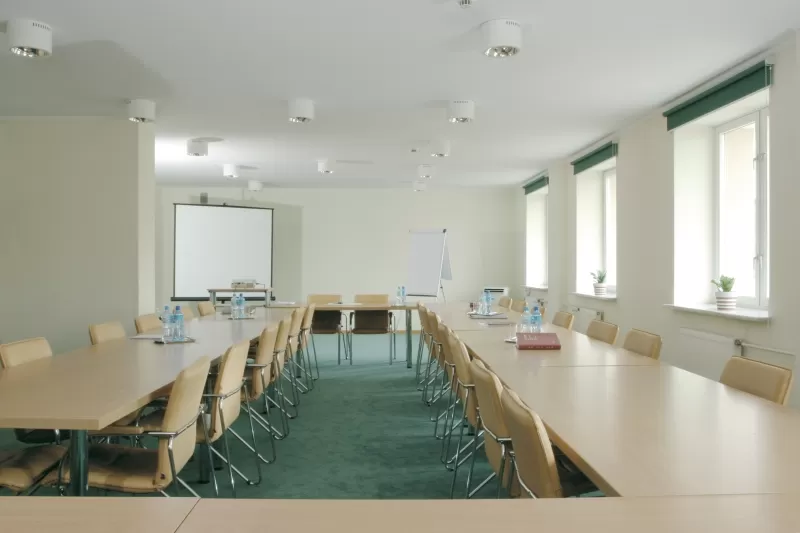 Iloma salami dysponuje Hotel Łazienkowski i na ile osób można zorganizować w nich konferencję?