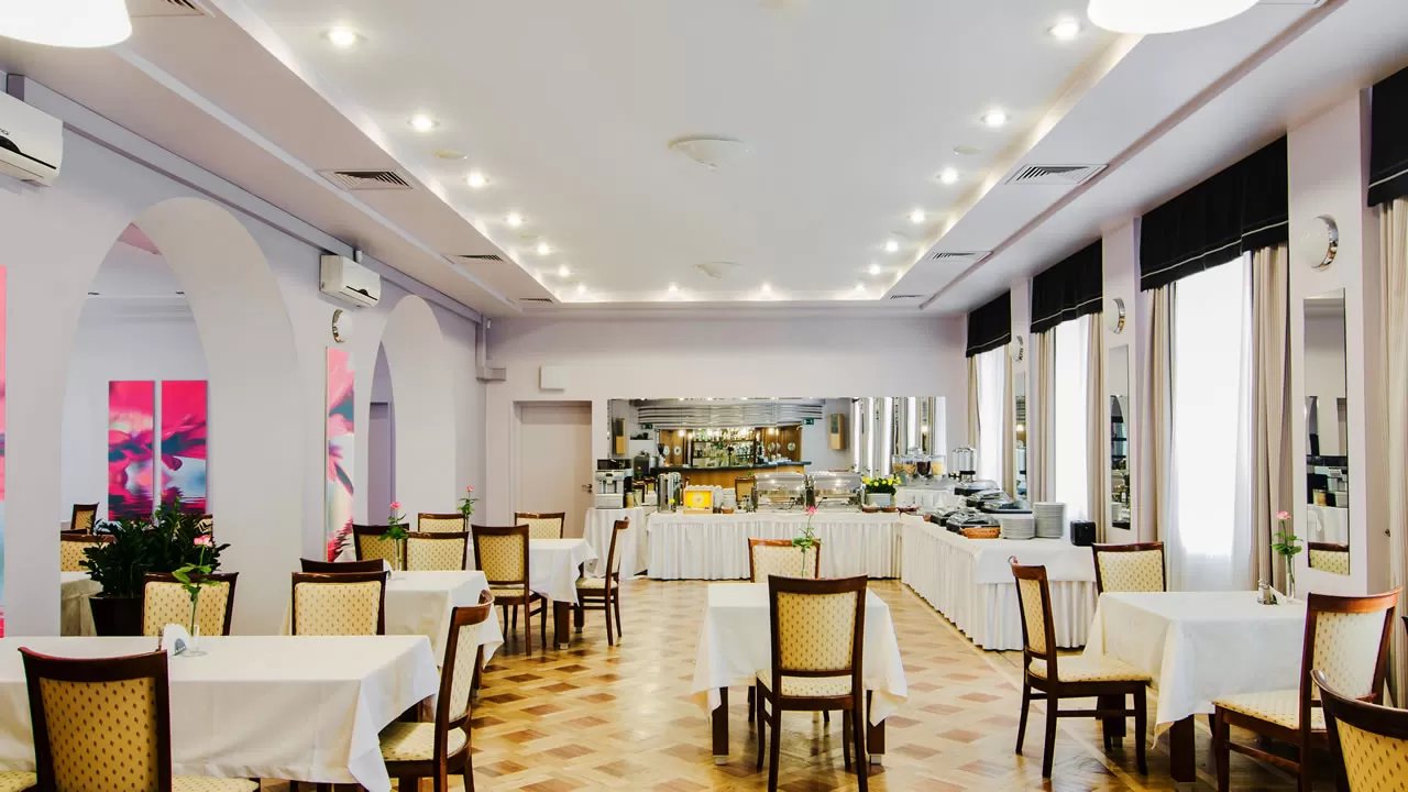 Czy w obiekcie Hotel Łazienkowski znajduje się restauracja?