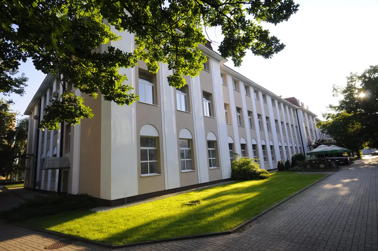 W jakiej odległości od hotelu znajduje się najbliższe lotnisko?