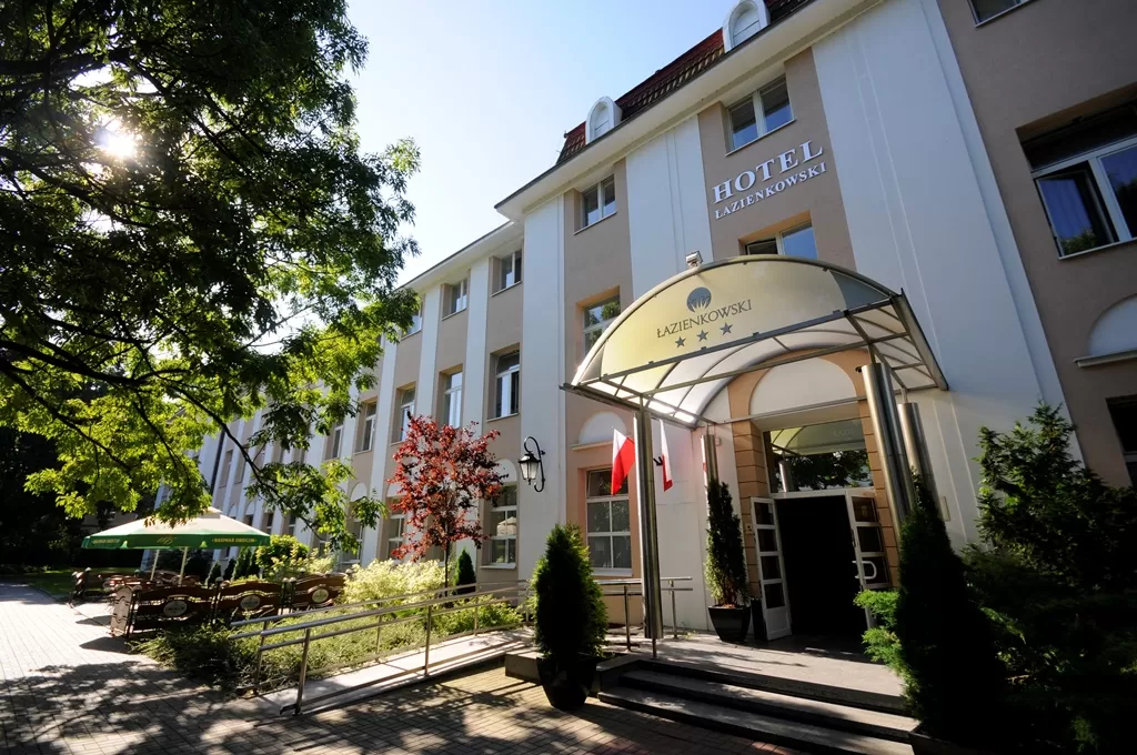 Z jakich atrakcji goście mogą skorzystać w pobliżu obiektu Hotel Łazienkowski?