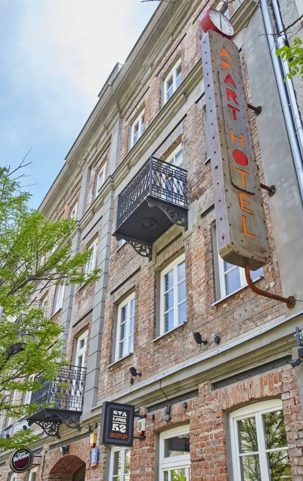 O której zaczyna się i kończy doba hotelowa w ArtHotelu Stalowa52?
