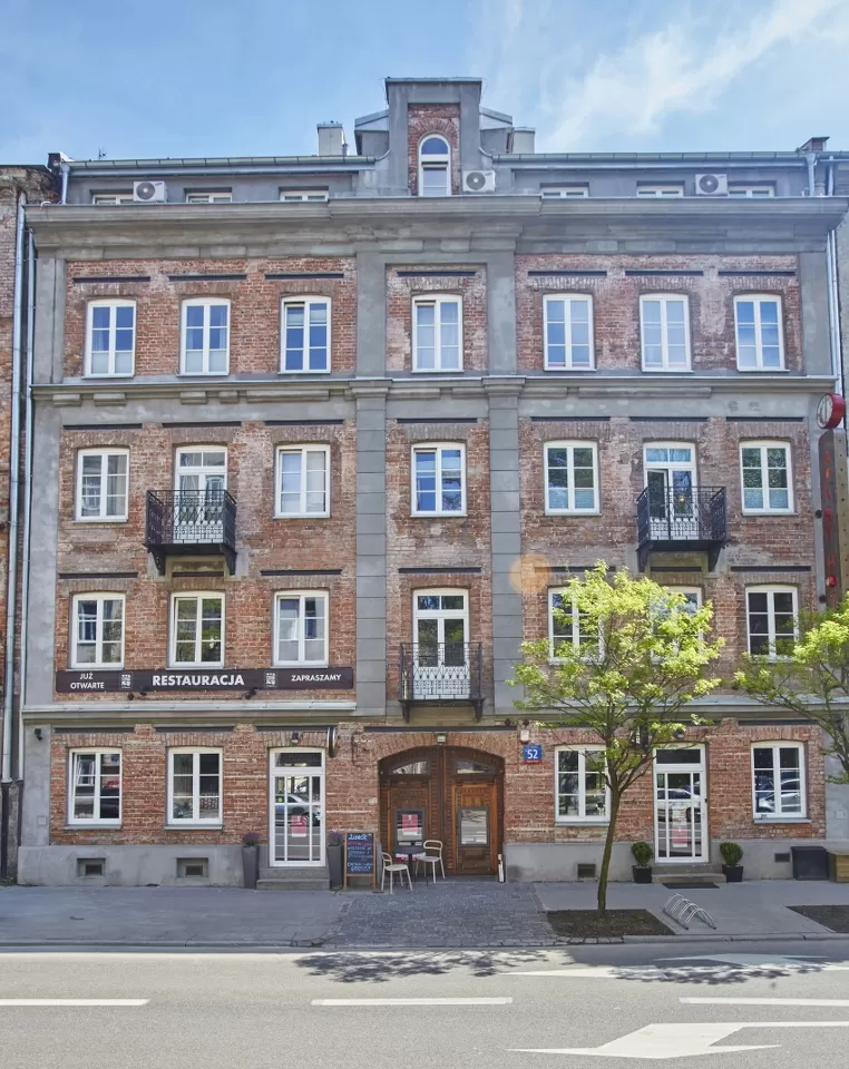 Czy obiekt ArtHotel Stalowa52 dysponuje własnym parkingiem?