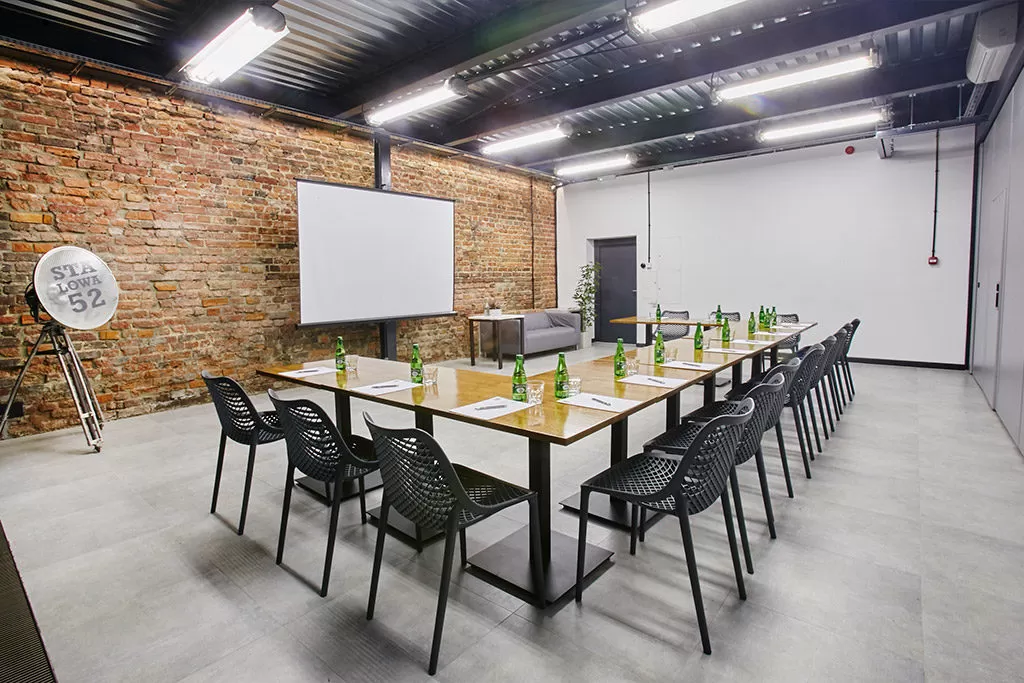 Na ile osób maksymalnie można zorganizować konferencję w obiekcie ArtHotel Stalowa52?