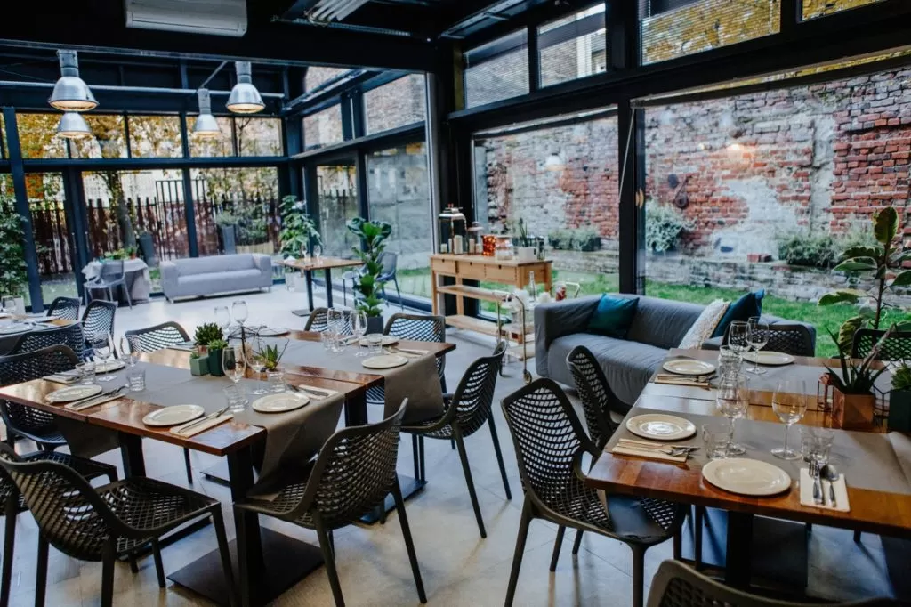 Czy w ArtHotelu Staloowa52 działa restauracja oraz jakim menu dysponuje?