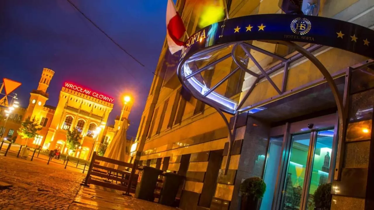 Czy hotel Sofia posiada własny parking oraz czy w jego okolicy znajdują się też inne parkingi?