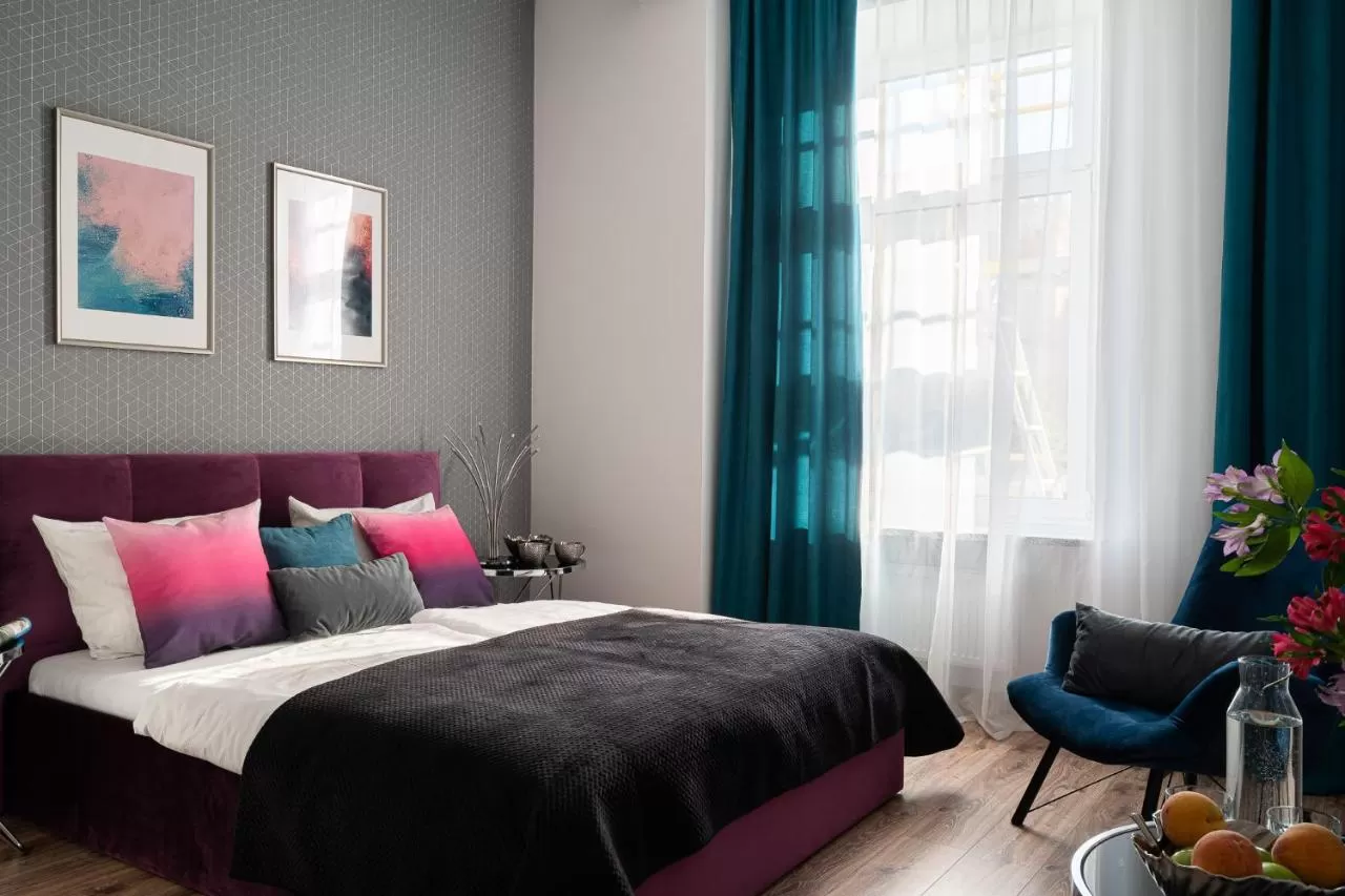 Jakie udogodnienia znajdują się w pokojach hotelowych – czy jest telewizor, klimatyzacja?