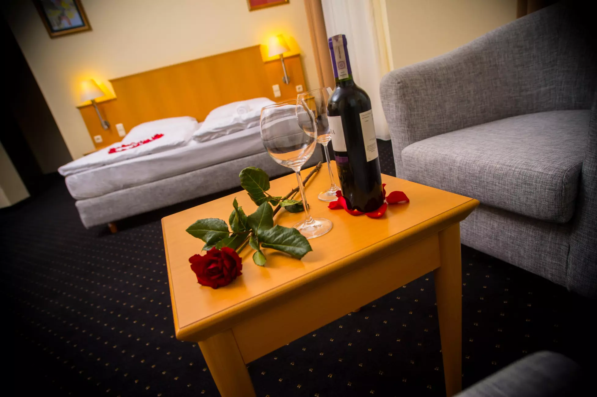 Czy w hotelu Sofia znajduje się restauracja i w jakich godzinach jest ona czynna?