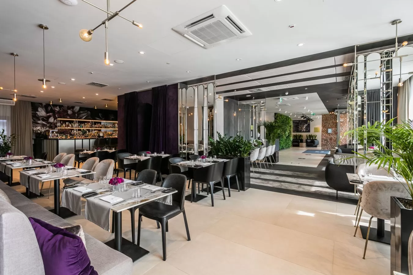 Czy w czterogwiazdkowym Hotelu Grano działa restauracja oraz jakim menu dysponuje?