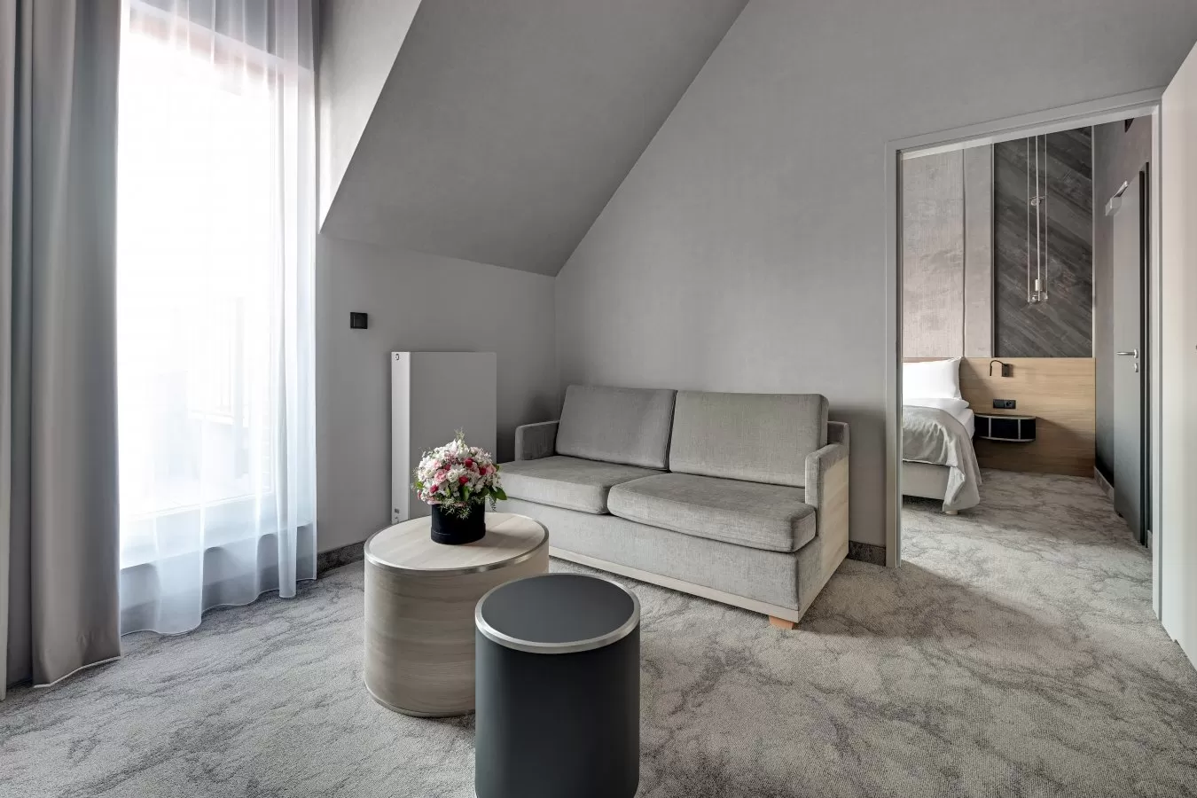 Jakie udogodnienia znajdziemy w pokojach hotelowych w obiekcie Hotel Grano - czy jest sejf, minibar itd.?