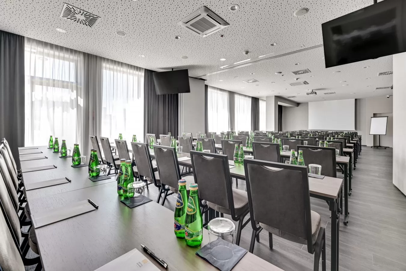 Iloma salami konferencyjnymi dysponuje Hotel Grano i na ile osób maksymalnie można zorganizować w nich konferencje?