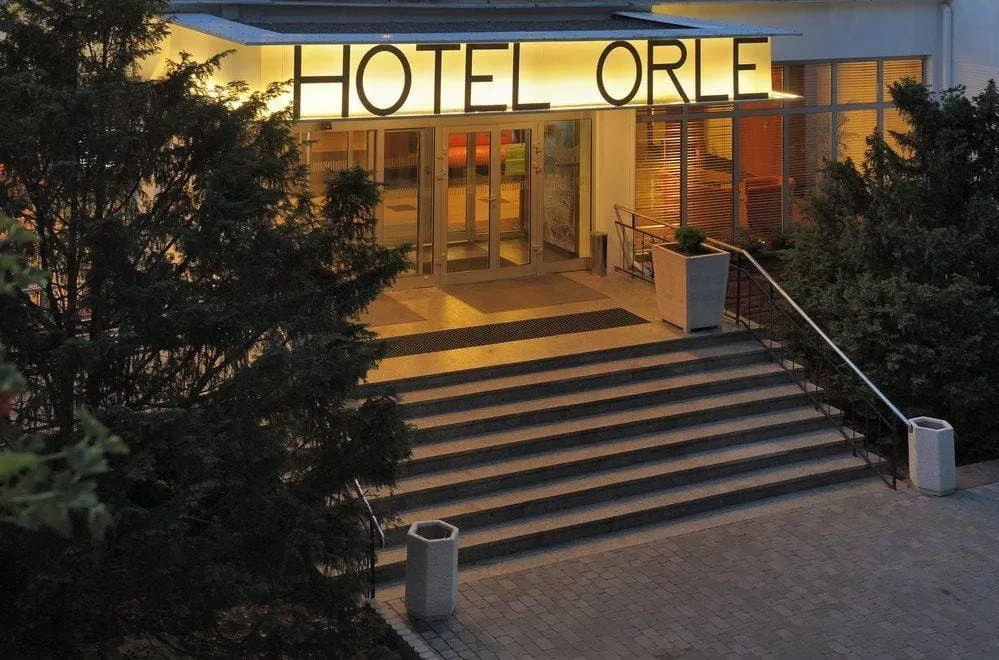 Czy obiekt Hotel Orle Centrum Konferencyjne dysponuje własnym parkingiem?