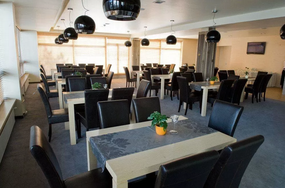 W jakich godzinach czynna jest restauracja w Hotelu Orle oraz jakim menu dysponuje?