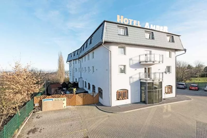 O której godzinie rozpoczyna się i kończy doba hotelowa w Hotelu Amber?