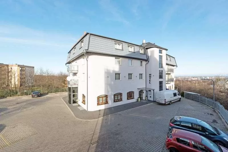 Czy Hotel Amber posiada własny parking oraz czy za korzystanie z niego obowiązują dodatkowe opłaty?
